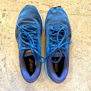 Woman’s Asics Gel-Kayano 24 running sneakers